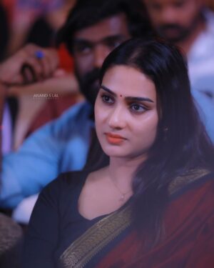 Aditi Ravi Instagram - #thinking 💭

📸  @anandslal 
saree @kaithari_nesavu_sarees 

#new #red & #black #2023