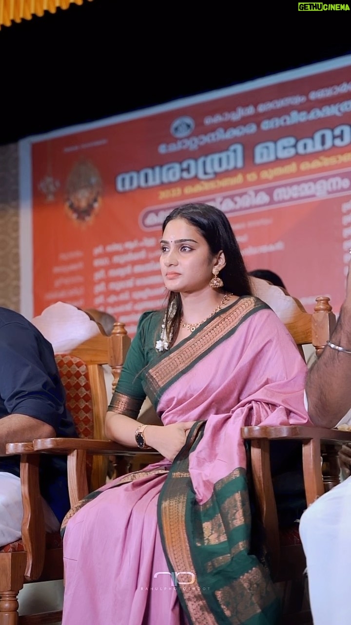 Aditi Ravi Instagram - navaratri aarambam π π§Ώ at chotanikkaratemple ππ» #sathyananthikad sir @surajvenjaramoodu @abhilash__pillaii πππ saree @kaithari_nesavu_sarees #navaratri #temple #saree #blessed #smile #templelook