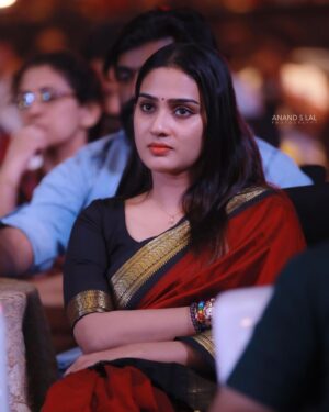 Aditi Ravi Instagram - #thinking 💭

📸  @anandslal 
saree @kaithari_nesavu_sarees 

#new #red & #black #2023