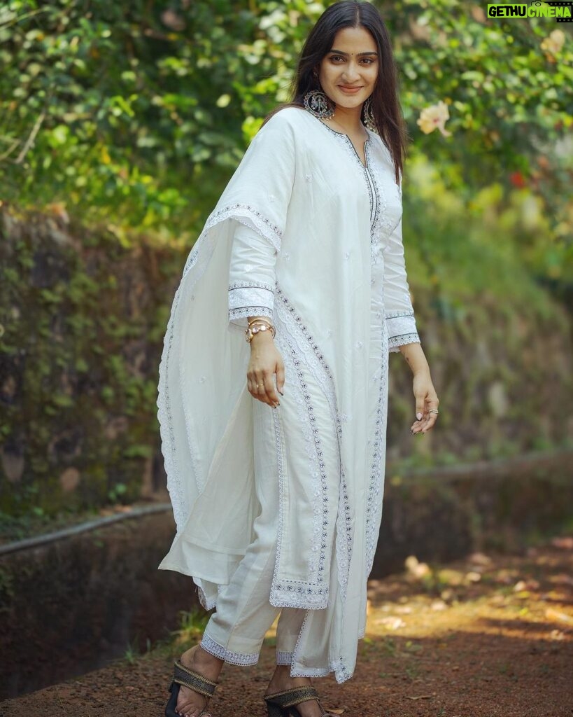 Aditi Ravi Instagram - Then she let it go 🕊 💁🏻‍♀ @vrinda_sk_ 🤗 💅 @nails_by_rakhi #she #smile #peace #insta