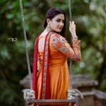Aditi Ravi Instagram – ❤️

🥻 @mayoohka_by_aiswarya_baiju 
💄 @dilimonveni_official 
Stylist : @tharunya_vk
Earrings: @dira_collections_

#new #salwar #instagram