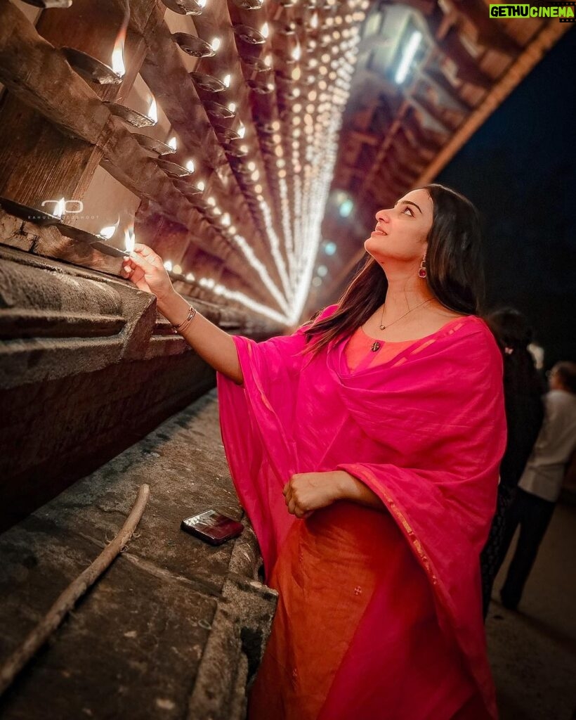 Aditi Ravi Instagram - ദീപാവലി ആശംസകൾ 🪔 📸 @rahulphotoshoot #reallyblessed 🧿 #atmyplace #thrissur @sree_vadakkumnathan_temple 🙏🏻 Vadakkunnathan Temple