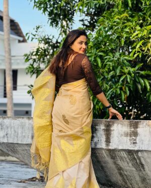 Aditi Ravi Instagram - adichumatal of amma’s saree 😎✌️
#howsit ? 
#instagram #morning #post #smile #peaceout ✌️#sunshine