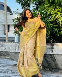Aditi Ravi Instagram - adichumatal of amma’s saree 😎✌️ #howsit ? #instagram #morning #post #smile #peaceout ✌️#sunshine