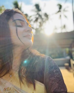 Aditi Ravi Instagram - adichumatal of amma’s saree 😎✌️
#howsit ? 
#instagram #morning #post #smile #peaceout ✌️#sunshine