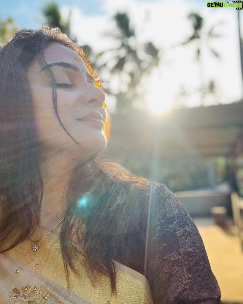 Aditi Ravi Instagram - adichumatal of amma’s saree 😎✌️ #howsit ? #instagram #morning #post #smile #peaceout ✌️#sunshine