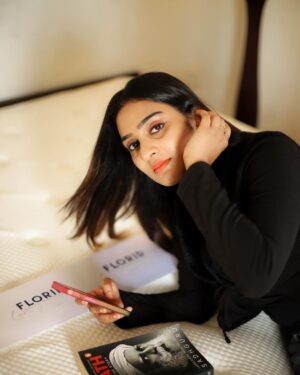 Aditi Ravi Instagram - 😴🛌
I am so happy to receive an Avantgarde Classic, a top-of the-range luxury sleeping system from Florid. 

For people like me, a good night’s sleep does wonders for our ability to express ourselves well on screen and the Avantgarde Classic, I am sure, will go a long way in helping me out.
@floridluxurymattress 😴
📸 @athul_krishna________ 🤗

#instagood #sleep #floridloveyouself #loveyourself #floridmattress #luxury #comfort #dream #experiencebliss