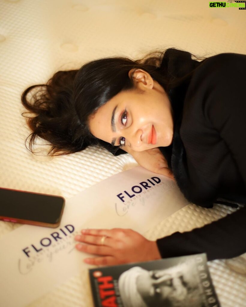 Aditi Ravi Instagram - 😴🛌 I am so happy to receive an Avantgarde Classic, a top-of the-range luxury sleeping system from Florid. For people like me, a good night’s sleep does wonders for our ability to express ourselves well on screen and the Avantgarde Classic, I am sure, will go a long way in helping me out. @floridluxurymattress 😴 📸 @athul_krishna________ 🤗 #instagood #sleep #floridloveyouself #loveyourself #floridmattress #luxury #comfort #dream #experiencebliss My Home