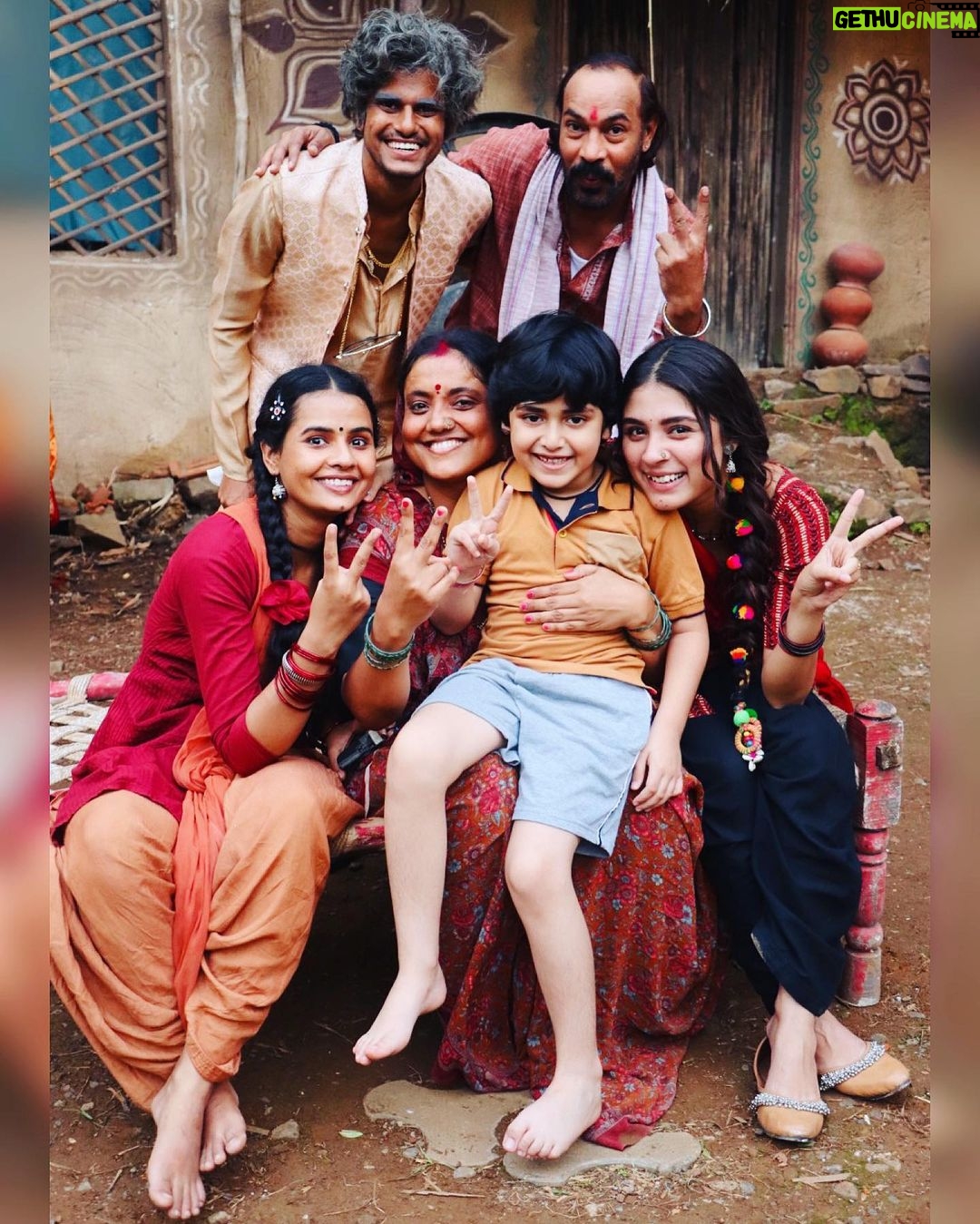 Adrija Addy Roy Instagram - Hum saath saath hain ❤️⭐️ Keep watching #imlie , everyday at #8_30pm only on @starplus ✨ . . . . . . . . . . . . . . . #imlie3 #family #imlie #bts #photooftheday #adrijaroy #instapost #instagood #instadaily #instalove #instalike #insta #instagram . Film City, Goregaon