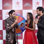 Adrija Addy Roy Instagram - Imlie aur Agasthya ne diye kuchh atrangi sawaalon ke bade mazedaar jawaab! 🤩 Zaroor dekhiye, #StarParivaarAwards2023, kal shaam 7 baje, StarPlus aur Disney+ Hotstar par. @adrija_roy_official @saiketanrao @karansinghchhabra