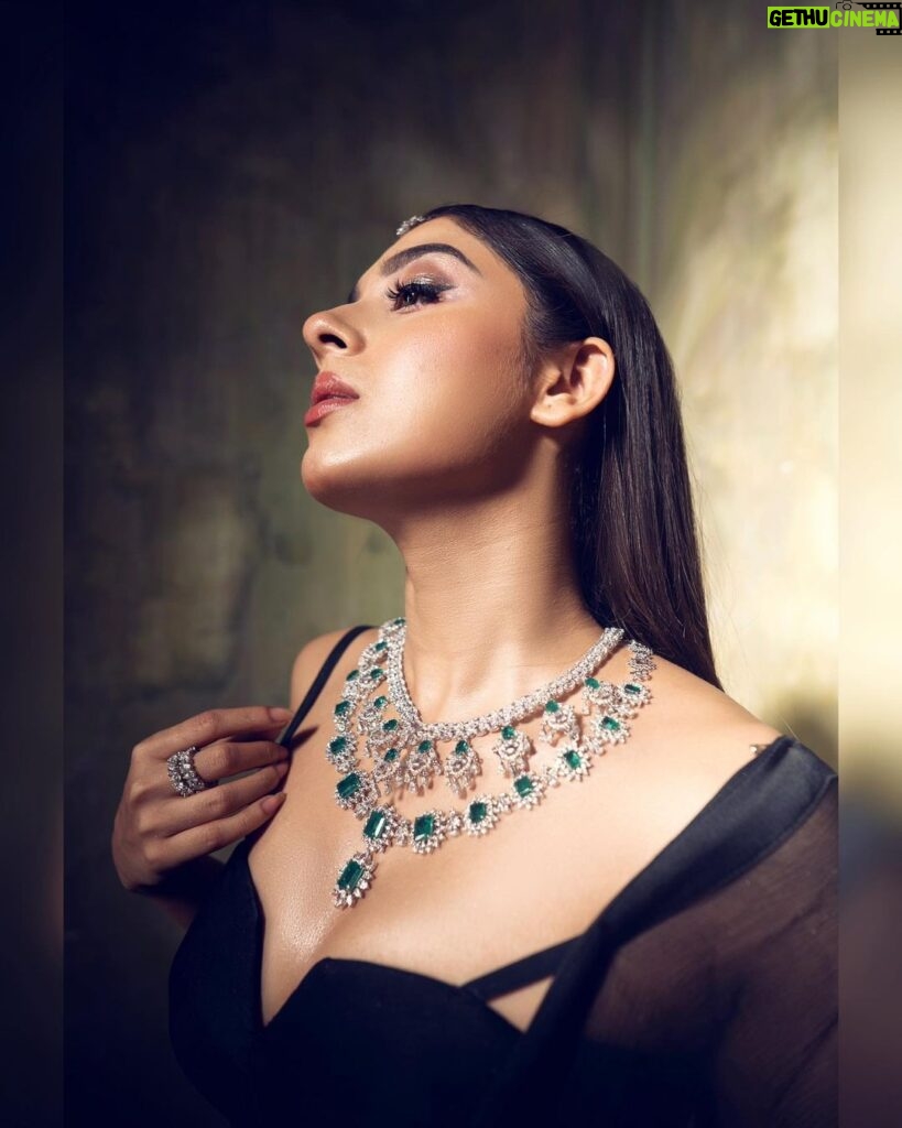 Adrija Addy Roy Instagram - 🖤💫 Styled by @rudra_saha_official Photography @soumya_singha_photography Makeup and hair by @lookzchakraborty Jewellery @prismjewelryofficial Bralet @black.in.vogue Style team @ishita.dutta_official @bsuryadeep @subir.love . Mumbai, Maharashtra
