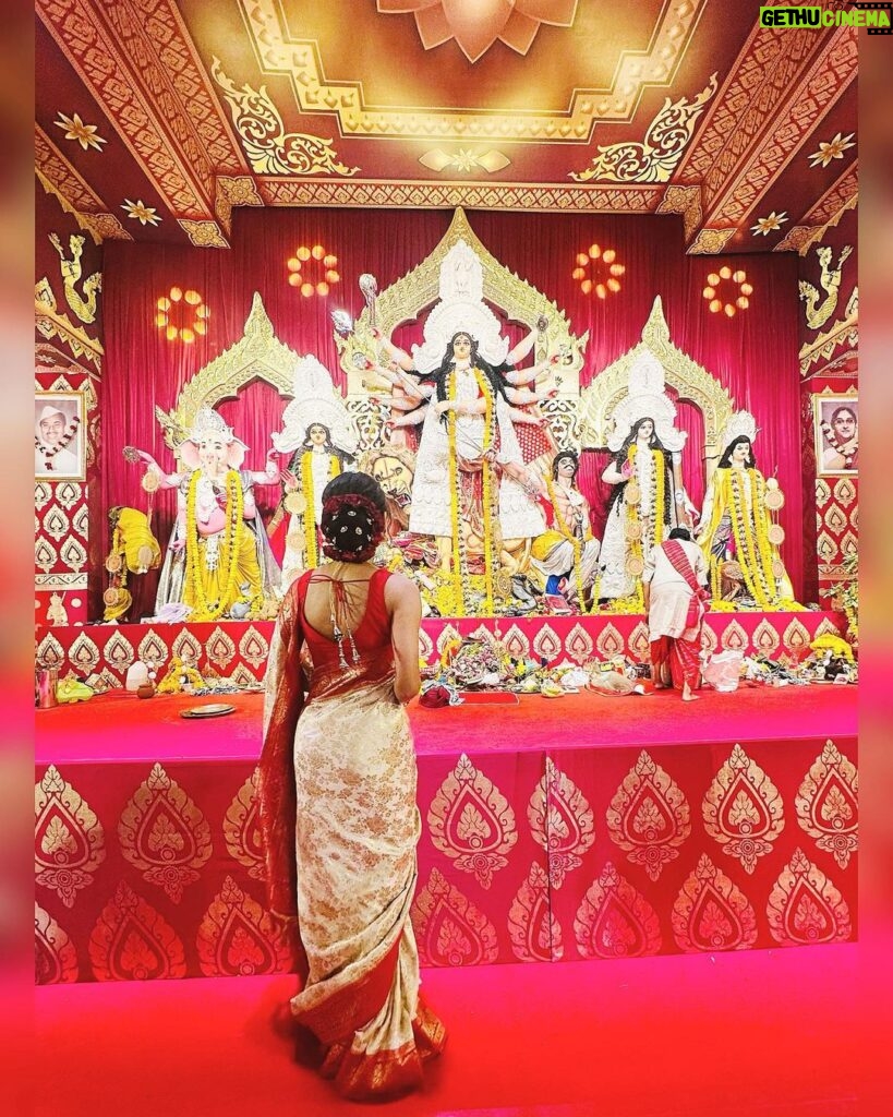 Adrija Addy Roy Instagram - Subho Maha Ashtami 😇🙏 #AshtamiNight ✨ . Saree - @ekdhaga Blouse and Jewellery - @vaamika_jewels Styled by - @yourstylistforever . . . . . . . . . #durgapuja #mumbai #2023 #ashtami #night #adrijaroy #photooftheday #instapic #instapost #instagood #instalove #instalike #insta #instagram . North Bombay Durga Puja
