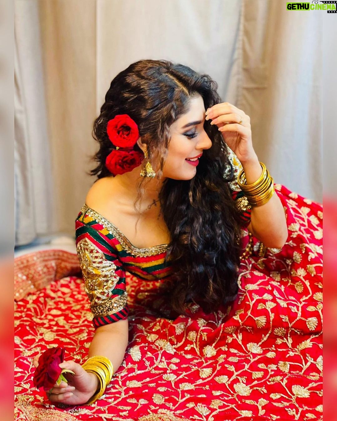 Adrija Addy Roy Instagram - ❣️🌹❣️ @anusoru Thanks for creating this mesmerizing look . Tons of love ❤️ for your amazing ideas which creates a different grace inside me ❤️🔥 . . . . . . . . . . . . #imlie3 #adrijaroy #imlie #starplus #love #this #look #photooftheday #instapost #instagood #instadaily #instalove #instalike #insta #instagram . Mumbai, Maharashtra