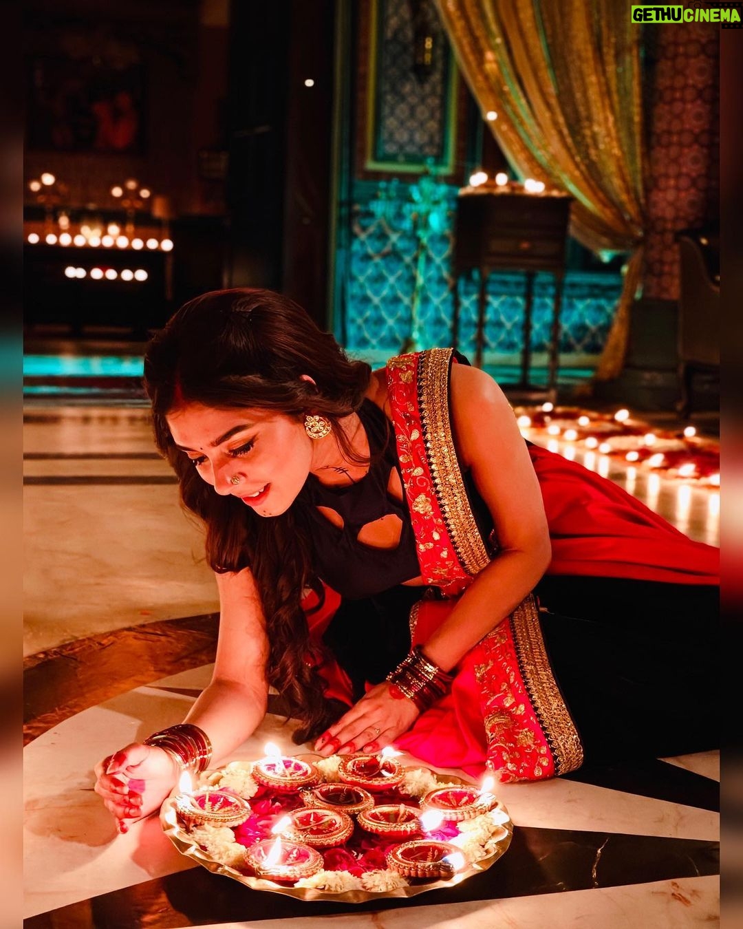 Adrija Addy Roy Instagram - Imlie ❤️✨ 📸 - @hamid_shaikh_96 . . . . . . . . . . . . . . . . #imlie3 #adrijaroy #imlie #starplus #love #peace #photooftheday #instapost #instagood #instadaily #instalove #instalike #insta #instagram . Film City, Goregaon