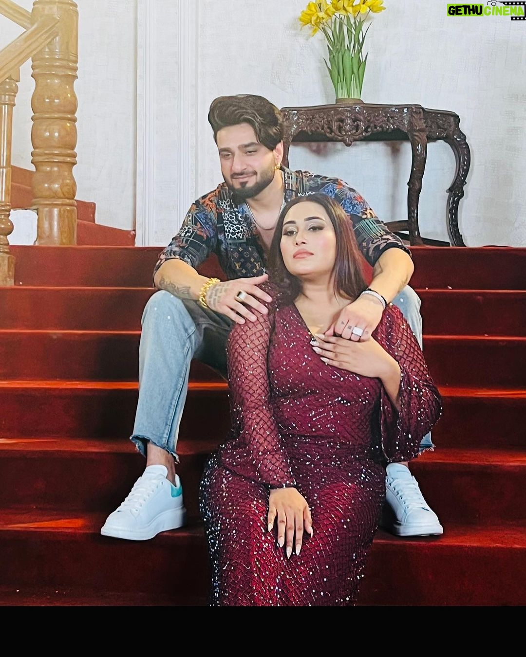 Afsana Khan Instagram - न जाने इतना प्यार कहां से आया है तुम्हारे लिए की मेरा दिल भी तुम्हारे खातिर मुझसे रूठ जाता है ! #afsaajz #afsaajzforever #afsaajz❤️ 🧿#afsanakhan #saajzofficial #wife #husband #husbandandwife #blesed #reels Chandigarh, India