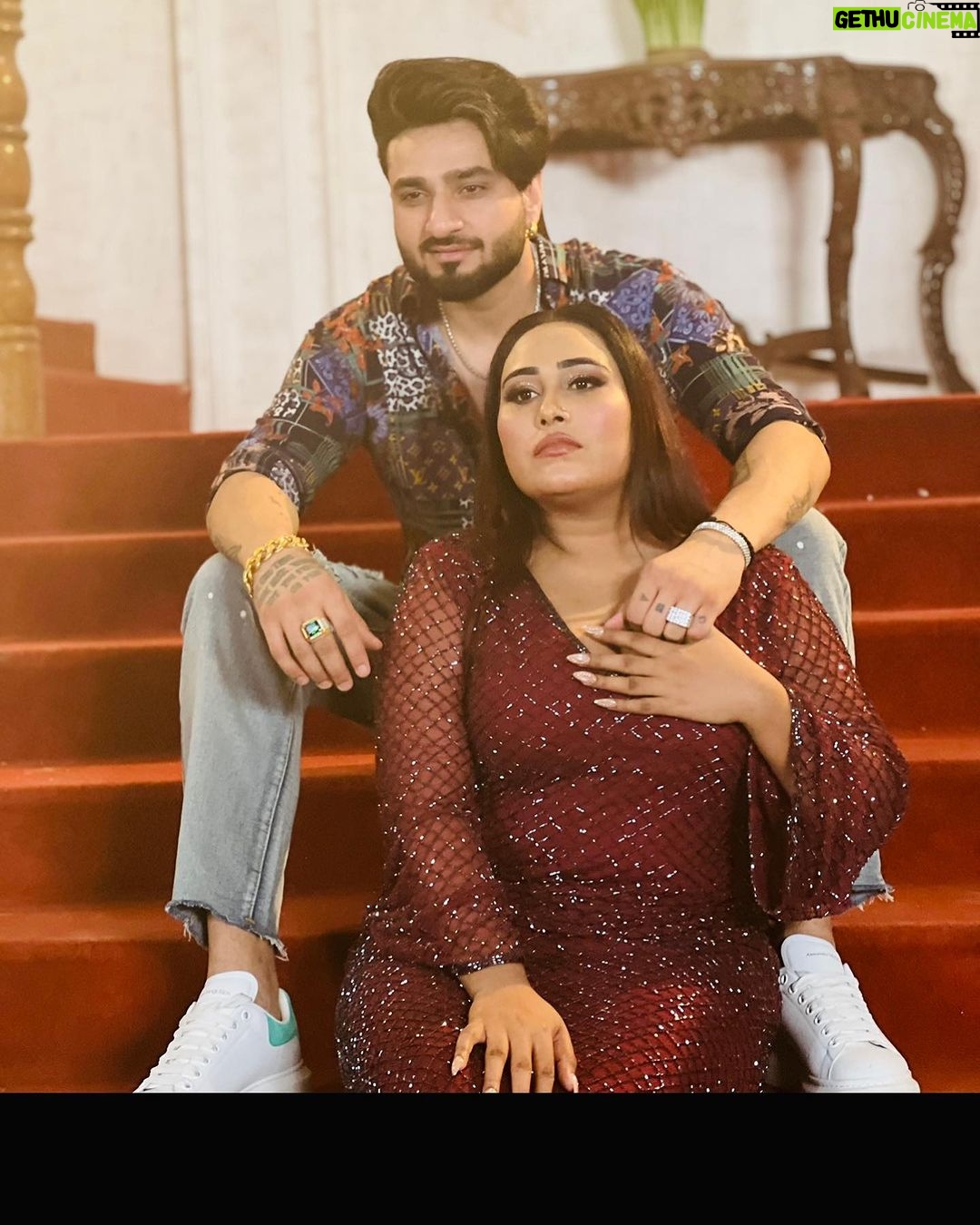 Afsana Khan Instagram - न जाने इतना प्यार कहां से आया है तुम्हारे लिए की मेरा दिल भी तुम्हारे खातिर मुझसे रूठ जाता है ! #afsaajz #afsaajzforever #afsaajz❤️ 🧿#afsanakhan #saajzofficial #wife #husband #husbandandwife #blesed #reels Chandigarh, India