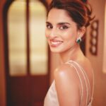 Aisha Ahmed Instagram - . Dolled up-literally last night for #MinusOne New Chapter Screening ✨ . Photographer- @kadamajay Make up Artist- @taskeen_c Hairstylist- @krishnakami Stylist- @sanooriii Wearing @revolve @nykaafashion