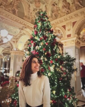 Aisha Ahmed Instagram - .
“Merry Christmas, You Filthy Animal” #iykyk 📺🎅🏼❄️
