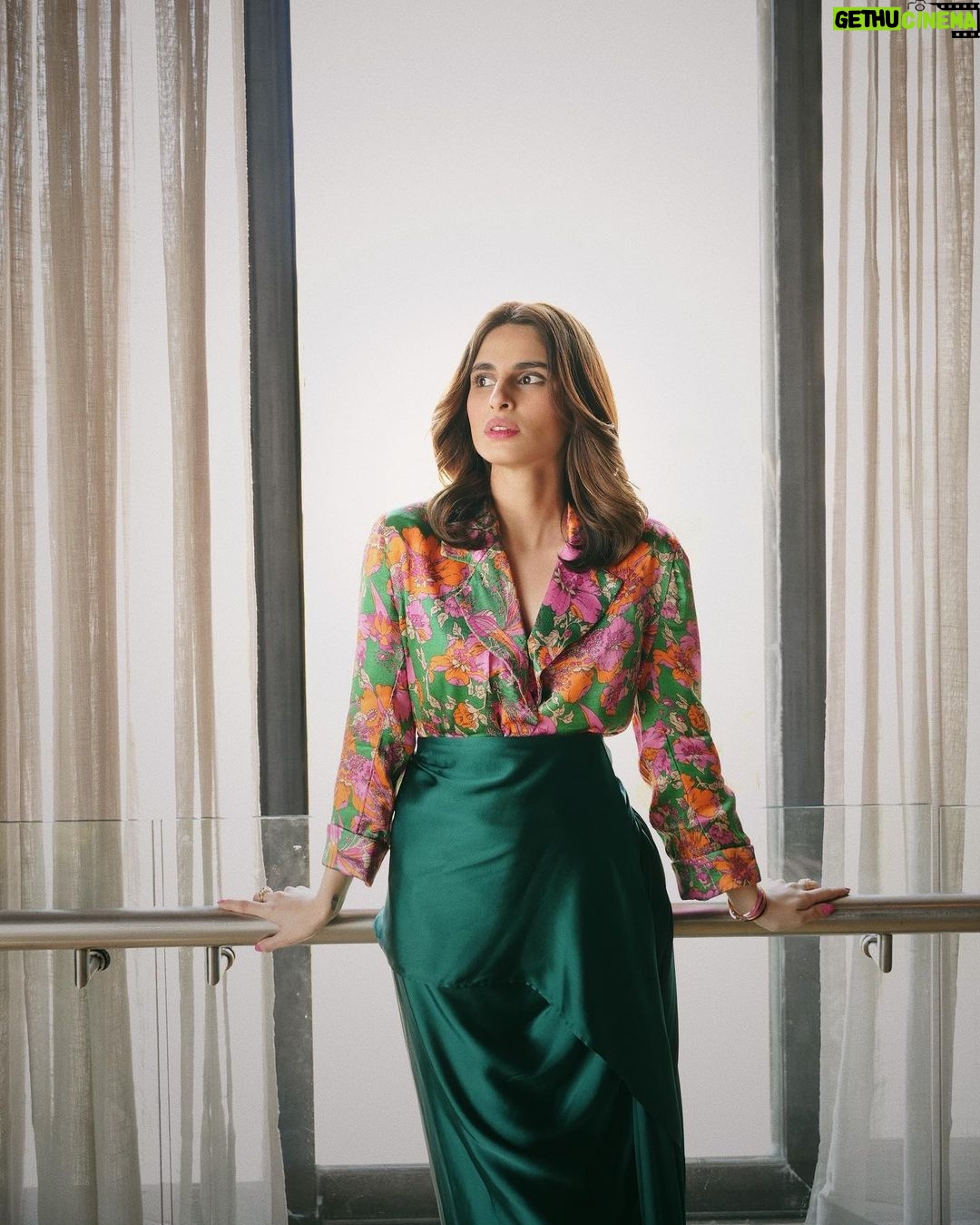 Aisha Ahmed Instagram - . 4 days to go for #MinusOne New Chapter ✨ Promotion day- couldn’t decide one so here’s a carousel. . HMU by @krishnakami Asst by @minikami1 Styled by @ojaskolvankar Asst by @nahidnawaaz Photographer- @adarshjogani Outfit deets- Blazer @labelrsvp Skirt @431_88 Bangles @radhikaagrawalstudio