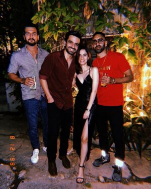 Aisha Ahmed Instagram - .
Happy Birthday @rohitsaraf 💫
And birthday girl @simonelle_ flaunting 🫶🏼
December 8th 2022 
Timeline is lagging.