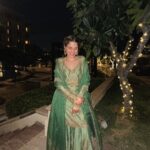 Aisha Ahmed Instagram - . Couldn’t have found a more apt outfit for the Mehendi/Qawwali night, the work on this saharara 🥹♥️🤌🏻 Wearing @jigarmaliofficial @fbo.pr.communication Styled by @ojaskolvankar Assisted by @arshadjrofficial Paranda courtesy @tishasaraf1 🫶🏼