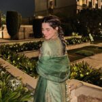 Aisha Ahmed Instagram - . Couldn’t have found a more apt outfit for the Mehendi/Qawwali night, the work on this saharara 🥹♥️🤌🏻 Wearing @jigarmaliofficial @fbo.pr.communication Styled by @ojaskolvankar Assisted by @arshadjrofficial Paranda courtesy @tishasaraf1 🫶🏼