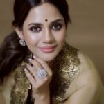 Aishwarya Dutta Instagram - Wishing you all a very happy asthami… ❤️❤️❤️❤️❤️ Styling @muthunagaimurugesan Wearing- @nidhis_journal On camera @en.nizharpadam Makeup @imaikkaa_by_nivi Hairdo @srijamohan_artistry Makeup assistant @swapna.balaji.18