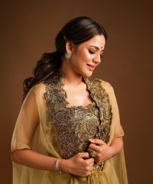 Aishwarya Dutta Instagram - 🦋🦋🦋🦋

Styling @muthunagaimurugesan 
Wearing- @nidhis_journal 
On camera @en.nizharpadam
Makeup @imaikkaa_by_nivi 
Hairdo @srijamohan_artistry
Makeup assistant @swapna.balaji.18
Jewellery by - @fineshinejewels