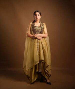 Aishwarya Dutta Instagram - 🦋🦋🦋🦋

Styling @muthunagaimurugesan 
Wearing- @nidhis_journal 
On camera @en.nizharpadam
Makeup @imaikkaa_by_nivi 
Hairdo @srijamohan_artistry
Makeup assistant @swapna.balaji.18
Jewellery by - @fineshinejewels