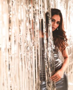 Aishwarya Dutta Instagram - She overcame everything that was meant to destroy her … Now the tables have turned .. tick tick tick let the time starts now .. 🦋🦋🦋🦋🦋 Oh camera- @en.nizharpadam Make over by - @imaikkaa_by_nivi Hair by - @srijamohan_artistry Styled by - @muthunagaimurugesan