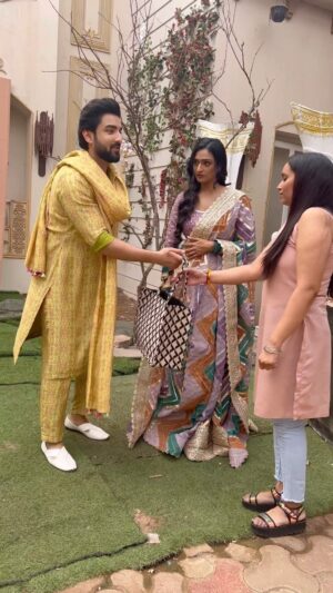 Aishwarya Khare Instagram - Life mein kaafi problems hai 😂😅🤣

#reels #rishmi #funnyreels