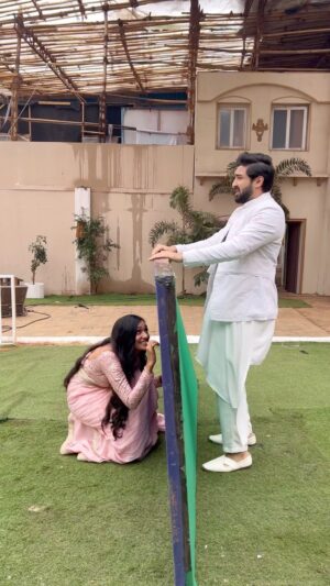 Aishwarya Khare Instagram - Areeeyyyyyy yaaaaarr kaam karne de 🤣🤣🤣

#reels #funnyreels #rishmi