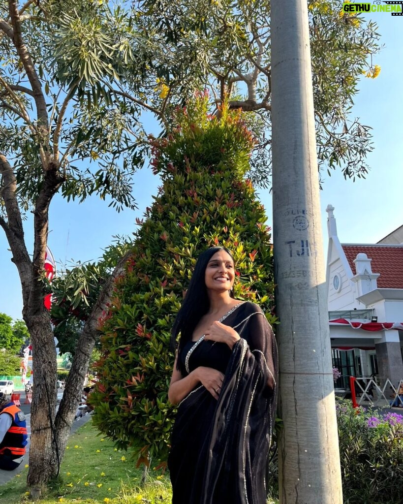 Aishwarya Khare Instagram - As if love was a song, We forgot the lyrics to 🖤 . Outfit - @neerusindia Styled by - @nehaadhvikmahajan