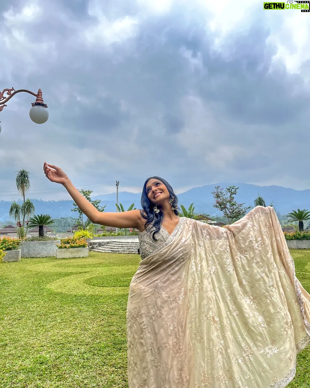 Aishwarya Khare Instagram - Badal pe paon hai. 💕🙏🧿 . Outfit - @neerusindia Styled by - @nehaadhvikmahajan Banjarnegara