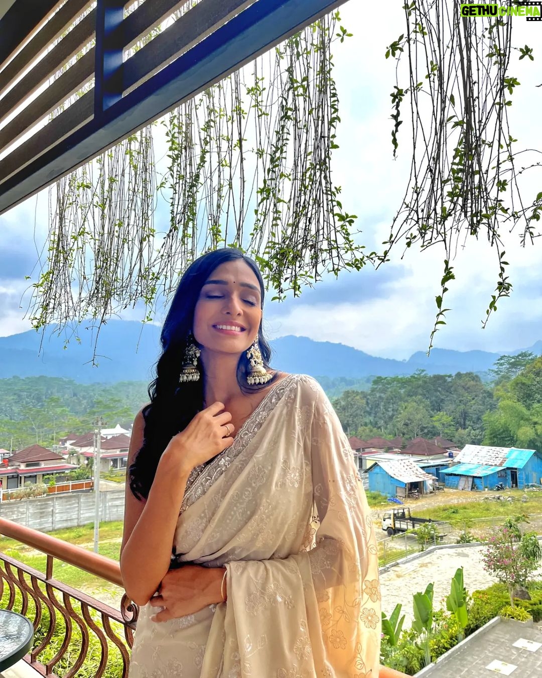 Aishwarya Khare Instagram - Badal pe paon hai. 💕🙏🧿 . Outfit - @neerusindia Styled by - @nehaadhvikmahajan Banjarnegara