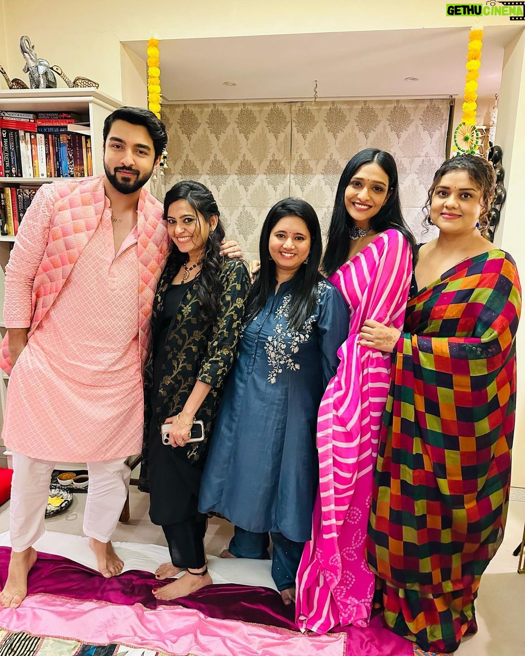 Aishwarya Khare Instagram - Juhu Vaali Diwali Party 😁😁 . @bansalsmita_ @ankushmohla ❤️❤️❤️❤️❤️