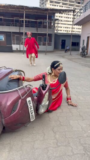 Aishwarya Khare Instagram - Boyfriend ko hee bulao 😂😂😂 

#reels #funnyreels #rishmi