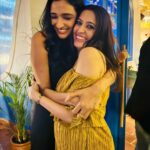 Aishwarya Khare Instagram - @shreya_nehal Photo to nahi hain pr moment hai 😅🫶🏻😘 Happy birthday 🥳 . Also special mention to the FANFAM For sending this dress Lovedddd ittt 🫶🏻