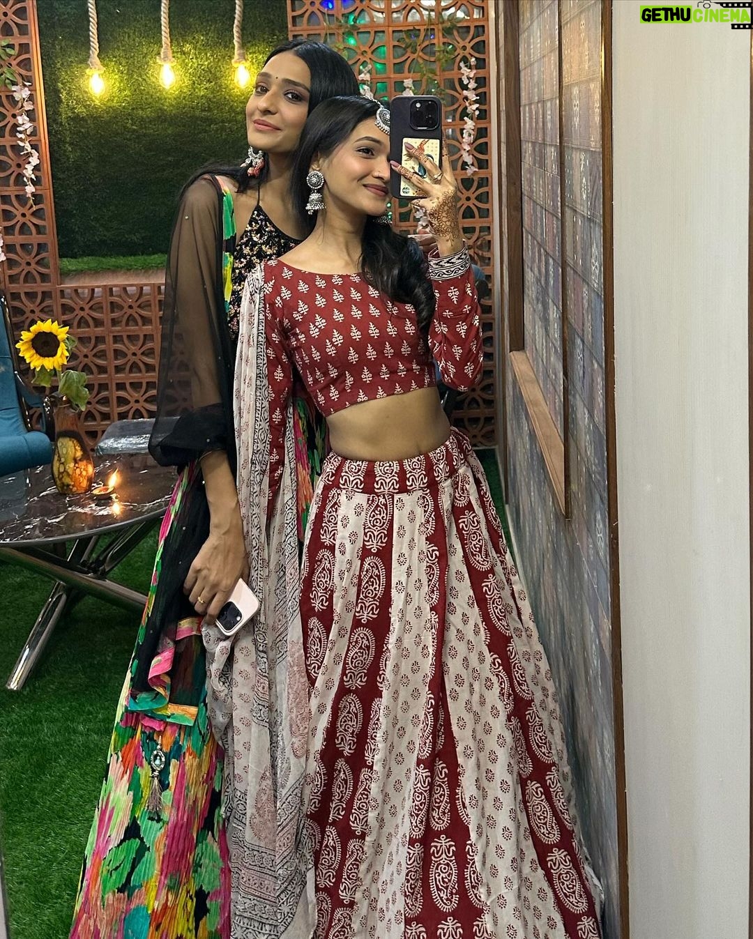 Aishwarya Khare Instagram - Tere wargi na pind vich duuji! 🤌🌻😘