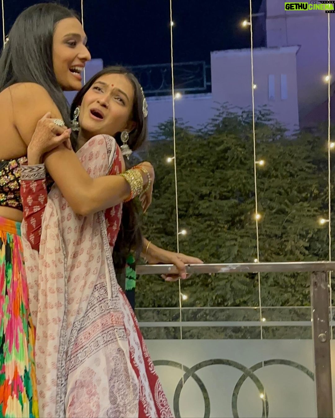 Aishwarya Khare Instagram - Tere wargi na pind vich duuji! 🤌🌻😘