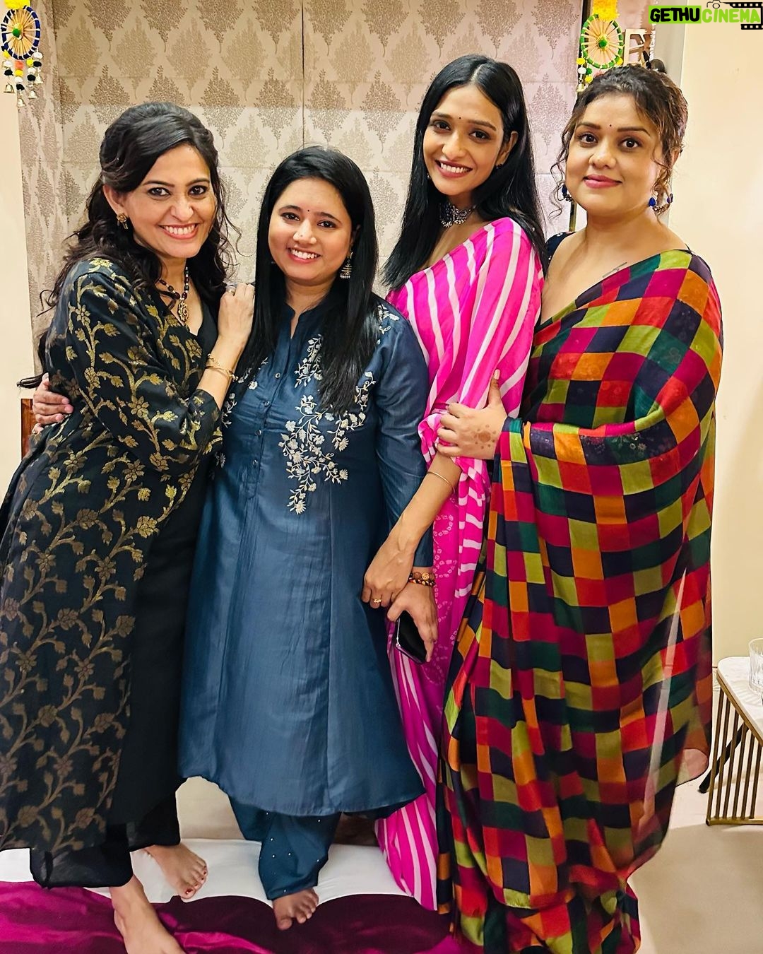 Aishwarya Khare Instagram - Juhu Vaali Diwali Party 😁😁 . @bansalsmita_ @ankushmohla ❤️❤️❤️❤️❤️