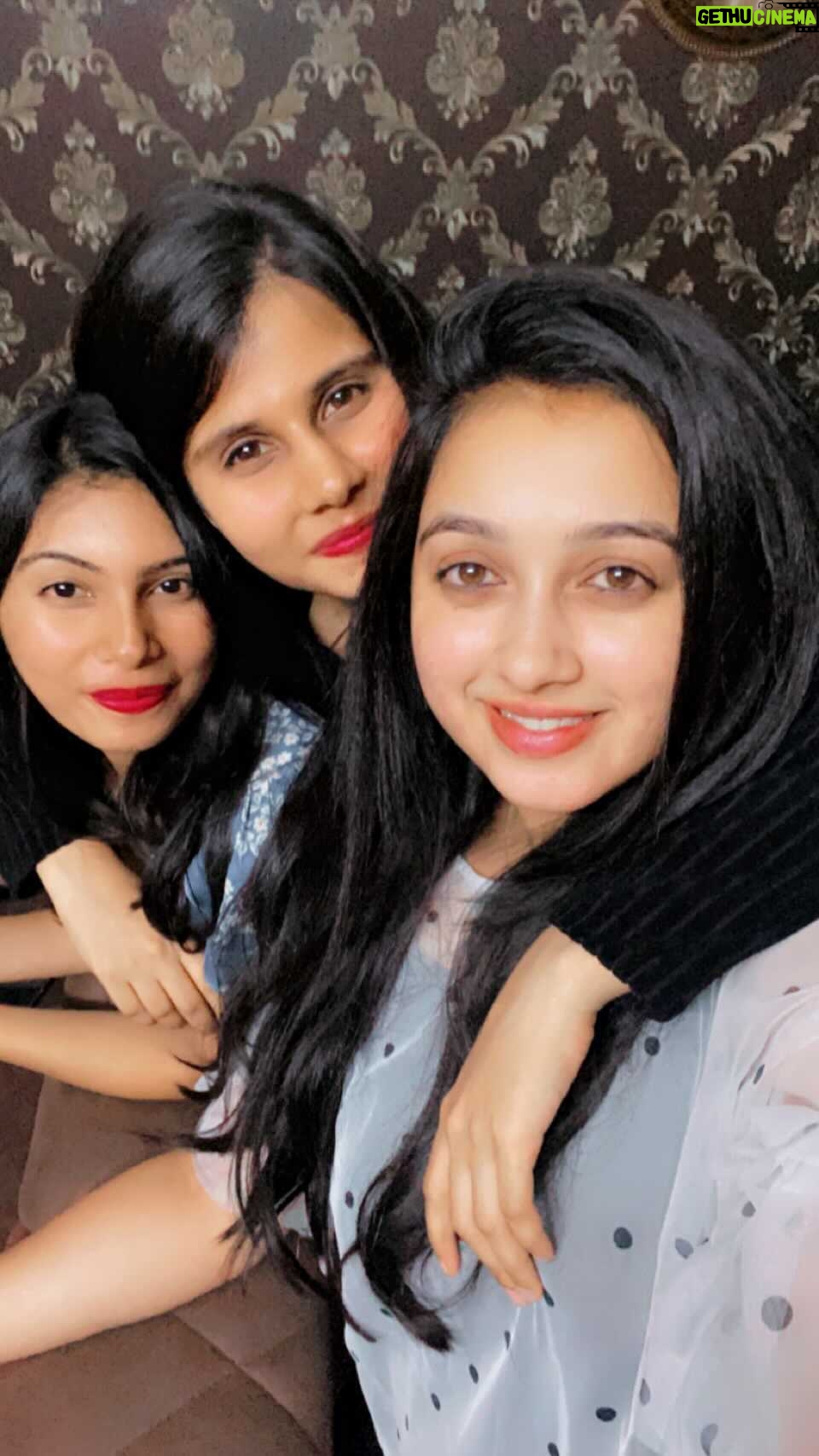 Aishwarya Pisse Instagram - #parakaparaka #instatrends #reelsday #reelsmode #frndz4ever #crazyfrndz #eveningreels❣️ @aisiri_srivathsa @the_stranger3026 Bangalore, India