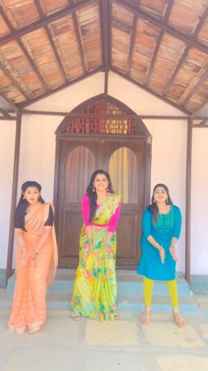 Aishwarya Pisse Instagram - Blooper alert!!
#ranuranuantunechinado #instatrends #dancemodeon💃 #shotgapfun #shootingday #shootingfuntime #coartists #crazypeople #funtime #mukkupudakaserial #serialfamily #zeeteluguserials #zeetelugu