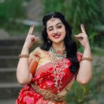 Aishwarya Pisse Instagram – Being urself is the most beautiful thing….😉

Jewellery: @emmadi_silver_jewellery_hyd 
Outfit: @maramsclothing_official 
Styling: @priyareddy_baddigam 
Pc: @maturi_venky 
Hairstyle: @praneetha_beautymakeover