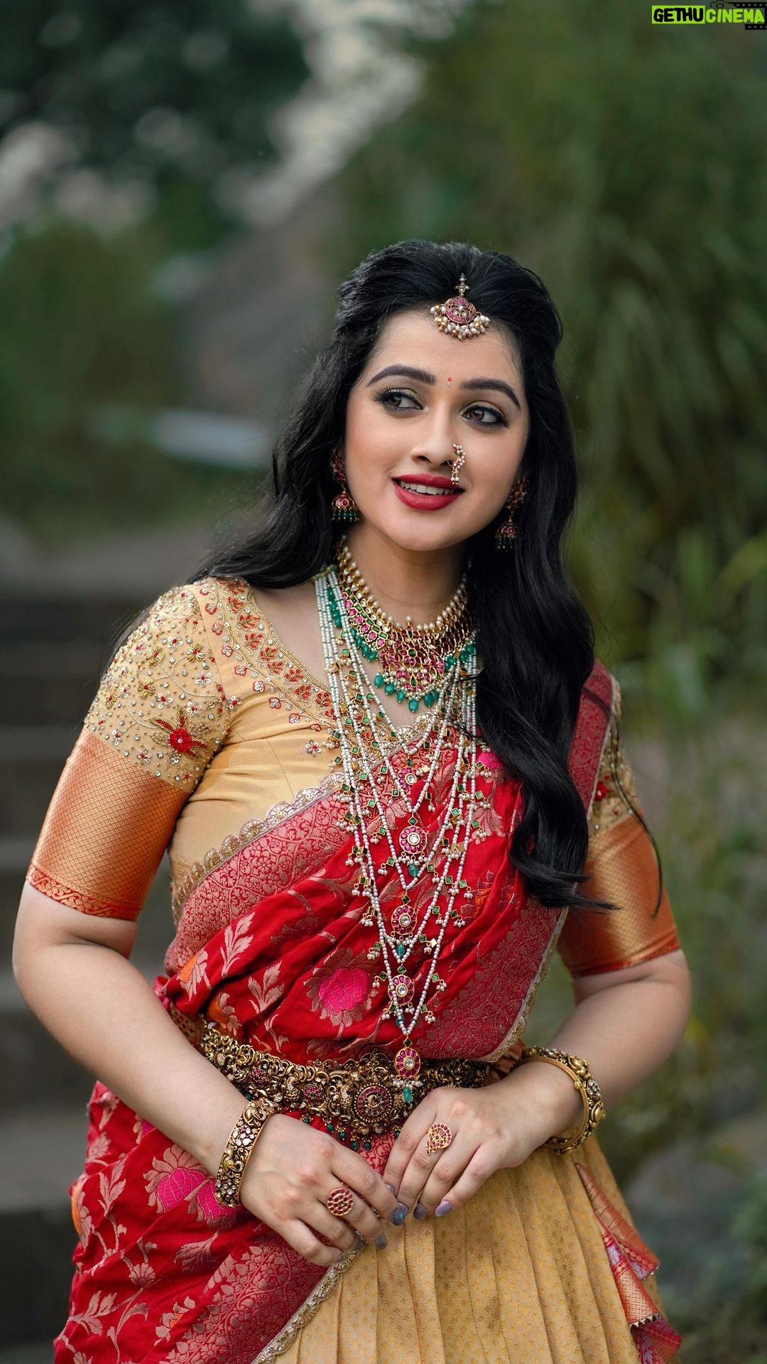 Aishwarya Pisse - 97K Likes - Apsara aali❤️❤️
Jewellery: @emmadi_silver_jewellery_hyd
Outfit: @maramsclothing_official
Stylist: @priyareddy_baddigam
Camera work: @maturi_venky
Video editor: @bathulaarvind
Hairstyle: @praneetha_beautymakeover
#festivevibes💫 #dasaraevent #reelsinstagram #reelitfeelit #instalove #instafashion
