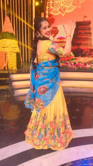 Aishwarya Pisse Instagram - Love for Half saree
#indianwear #southindianfestival #batukamma 
Outfit by  @pattusarees_dc3