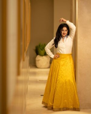 Aishwarya Pisse Instagram - Life is too boring without an attractive ambiance..
Pc: @maturi_venky 
Skirt: @joshnikacollections
Hair makeover: @hairstylesworld_by_likhitha