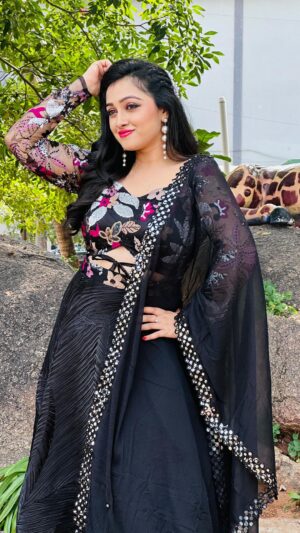 Aishwarya Pisse Instagram - 🖤🖤
Outfit: @dharshyaboutique 
Hairstyle: @hairstylesworld_by_likhitha