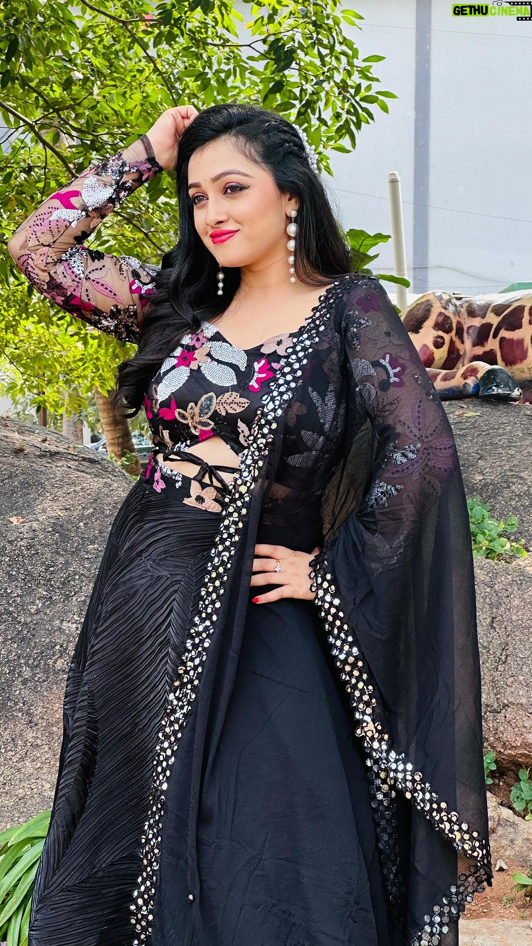 Aishwarya Pisse - 26.6K Likes - 🖤🖤
Outfit: @dharshyaboutique
Hairstyle: @hairstylesworld_by_likhitha