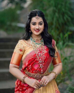Aishwarya Pisse Instagram - Being urself is the most beautiful thing….😉

Jewellery: @emmadi_silver_jewellery_hyd 
Outfit: @maramsclothing_official 
Styling: @priyareddy_baddigam 
Pc: @maturi_venky 
Hairstyle: @praneetha_beautymakeover